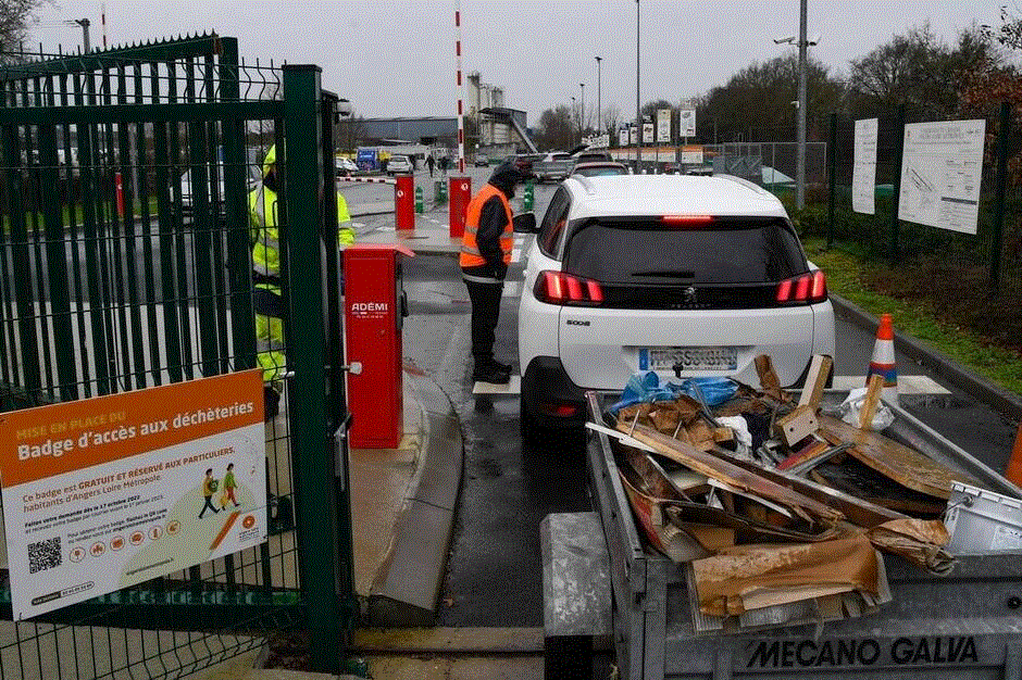 Véhicule sur la balance Ademi Pesage à l'entrée d'une déchetterie, contrôle d'accès.