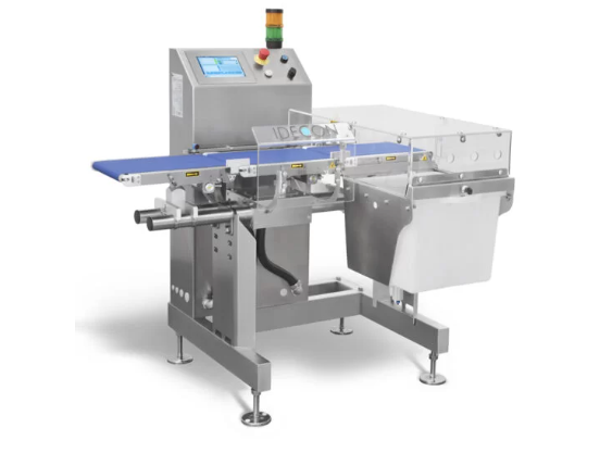 Balance industrielle Ademi Pesage avec écran tactile et convoyeur.