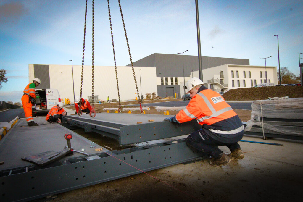 Installation de plateformes de pesage Ademi Pesage sur site industriel par des techniciens.