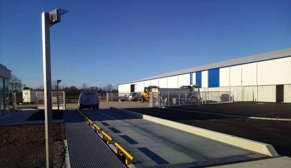 Station de pesage Ademi Pesage avec balance industrielle pour véhicules lourds.