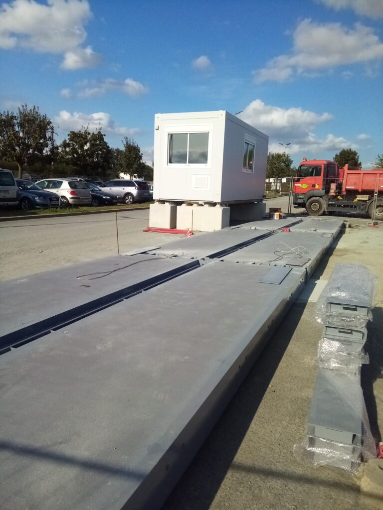 Installation d'une balance poids lourds moderne chez Ademi Pesage, parfaite pour une pesée précise.