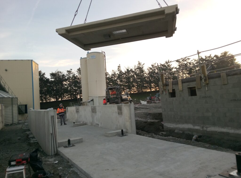 Installation de pont-bascule industriel Ademi Pesage sur un site de construction.