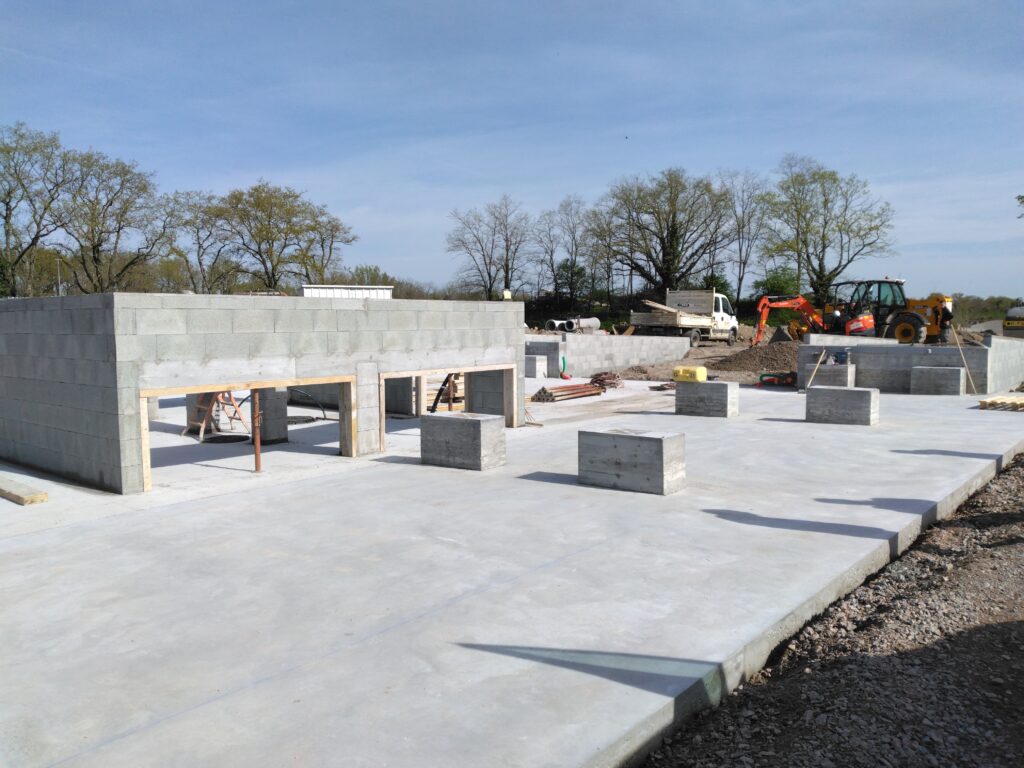 Chantier de construction avec fondations en béton sur site Ademi Pesage.