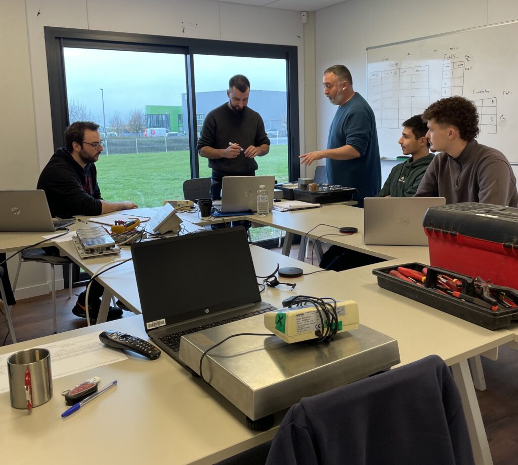 Réunion technique sur l'étalonnage et la maintenance des balances Ademi Pesage.