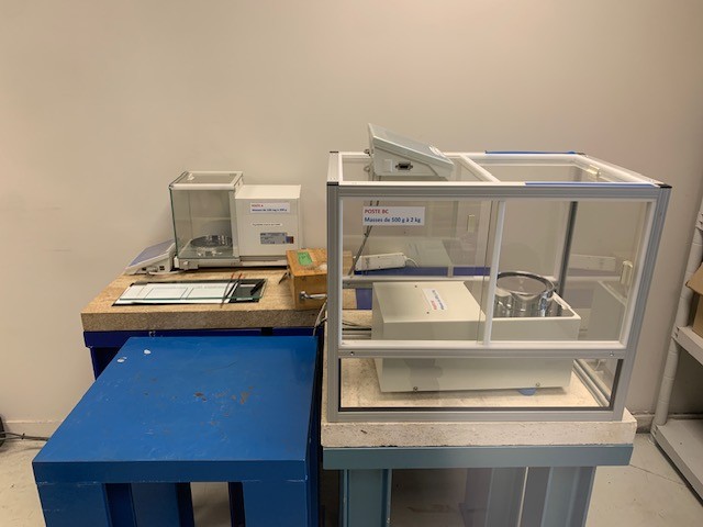 Balances de précision Ademi Pesage sur table bleue robuste dans un laboratoire moderne.