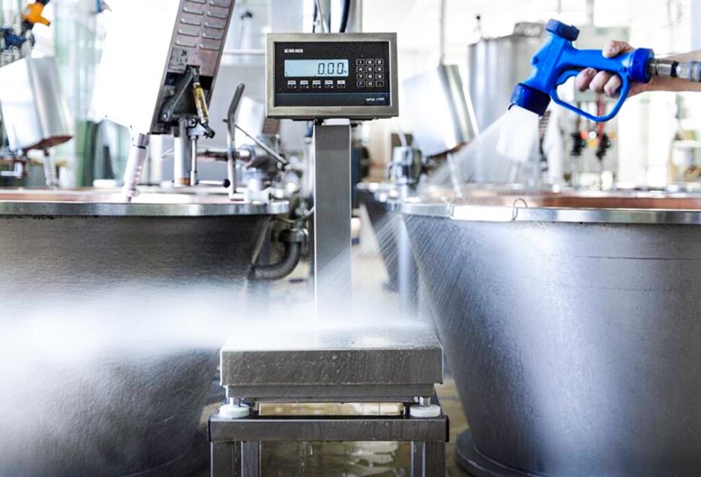 Balance industrielle Ademi Pesage en zone de production alimentaire, haute précision.