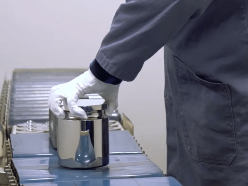 Controle métrologique Calibration d'une balance industrielle avec poids étalon, Ademi Pesage, précision et fiabilité.