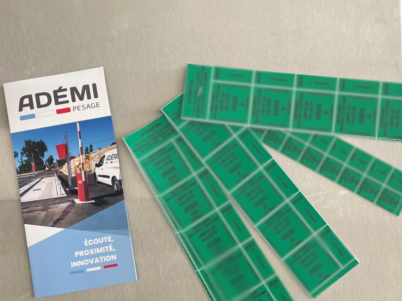 Design sans titre (36) Brochure Ademi Pesage avec étiquettes, symbolisant innovation en solutions de pesage.