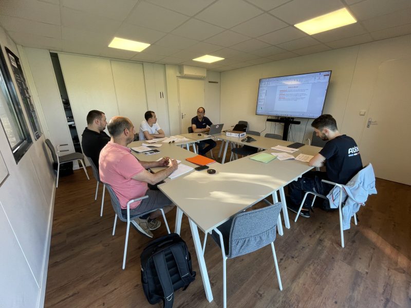 IMG_7082 Réunion d'équipe chez Ademi Pesage, présentation sur grand écran, ambiance professionnelle.