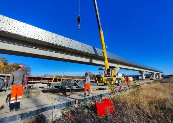 Installation Levage de structures métalliques avec grue sur chantier ferroviaire par Ademi Pesage.