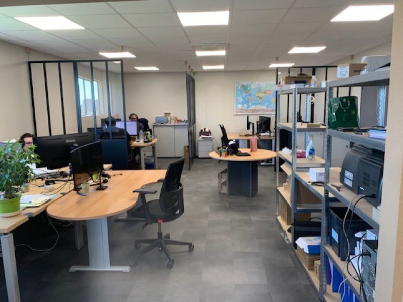 bureau Bureau moderne d'Ademi Pesage avec postes de travail et étagères, optimisé pour équilibre et productivité.